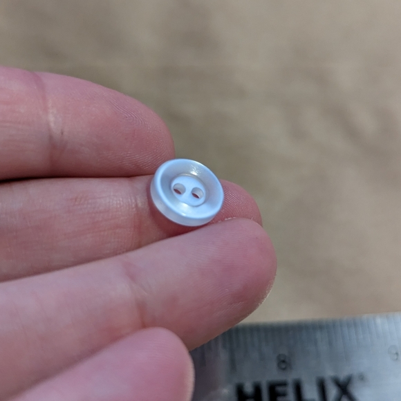 BUTTONS Round Iridescent Pearlized 2-holed 1/2" (10) - Picture 3 of 5